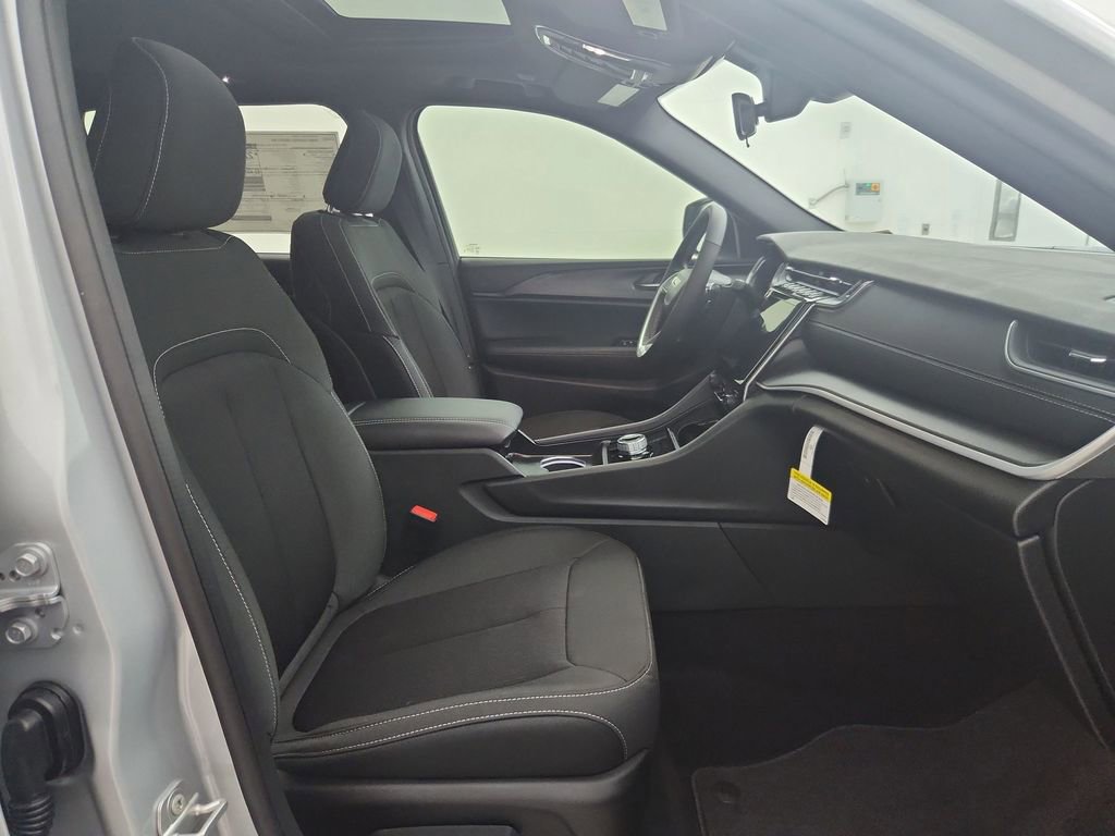 New 2025 Jeep Grand Cherokee Laredo X w/ Luxury Tech Group I image 33