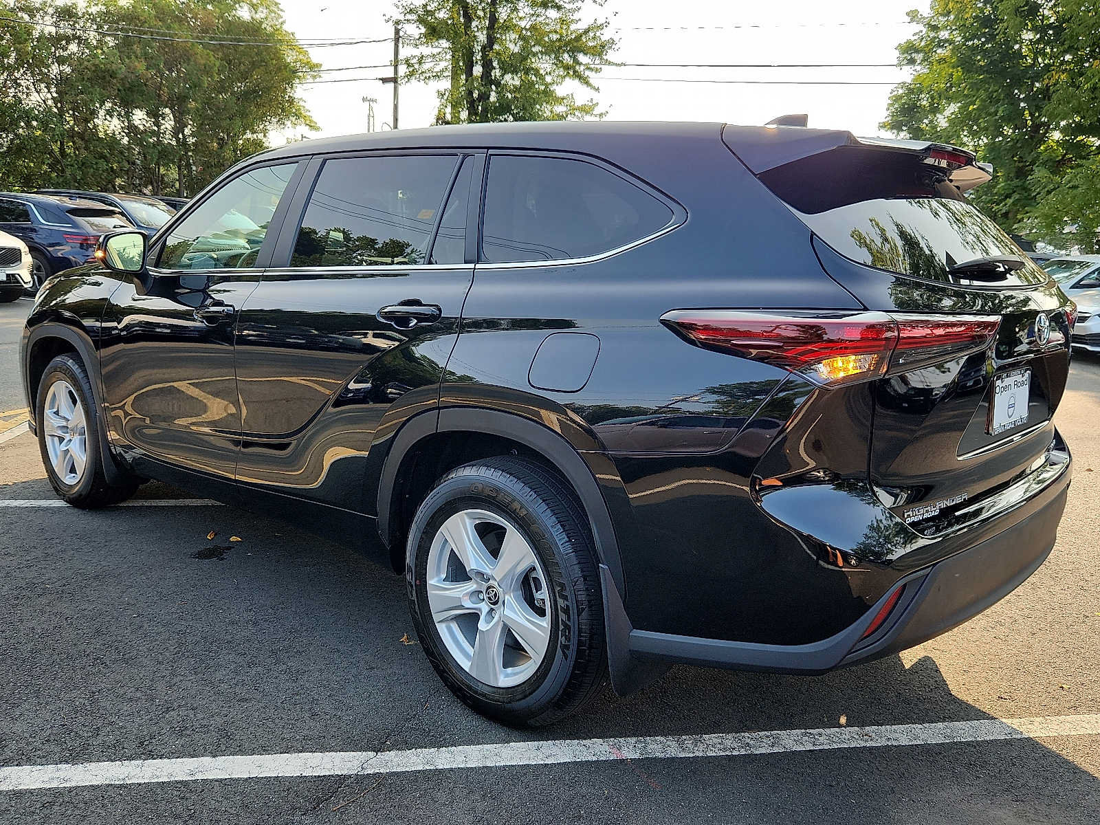 Used 2024 Toyota Highlander LE AWD/4WD image 4