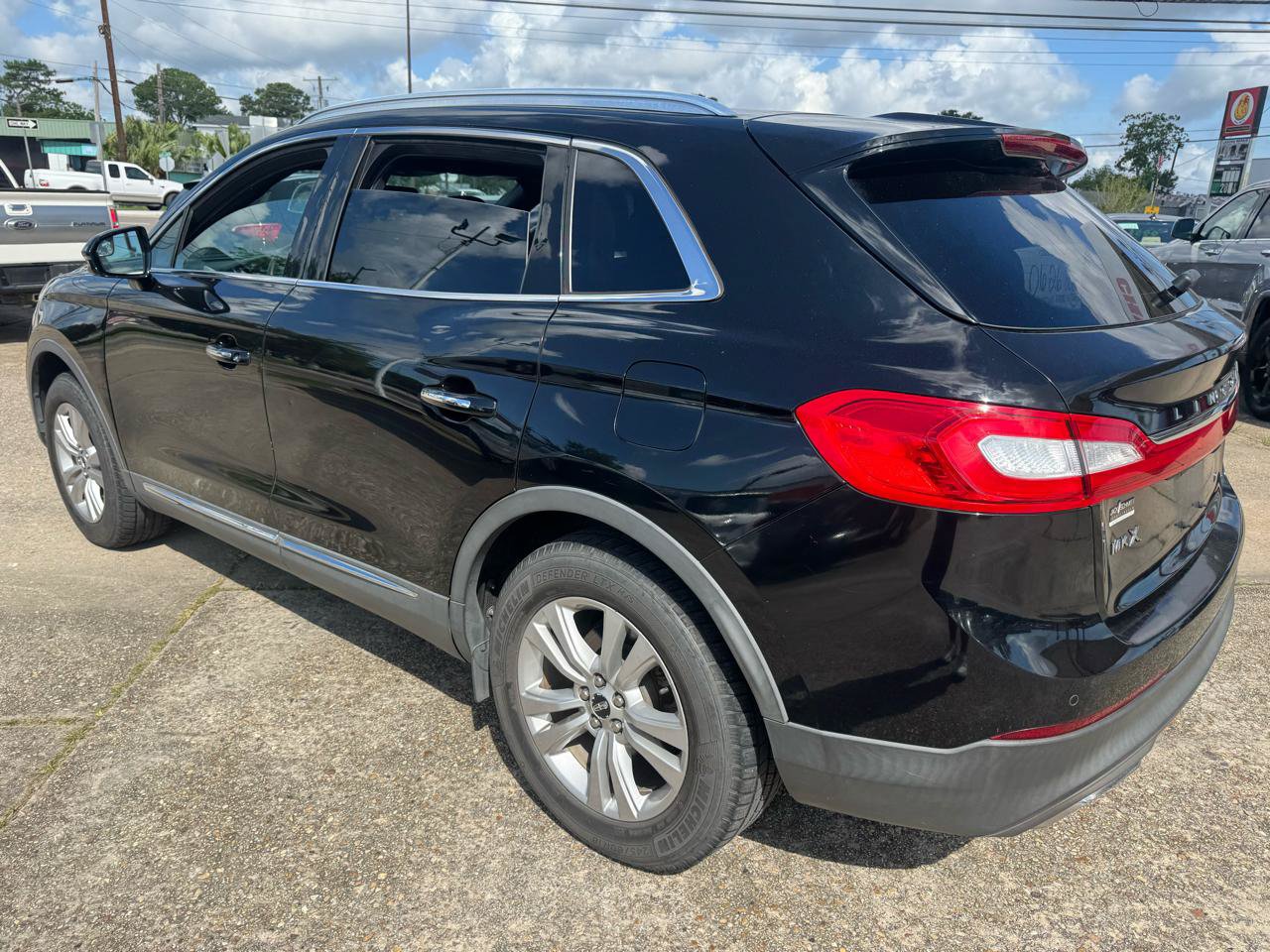 Used 2016 Lincoln MKX Premiere w/ Cargo Utility Package FWD image 2