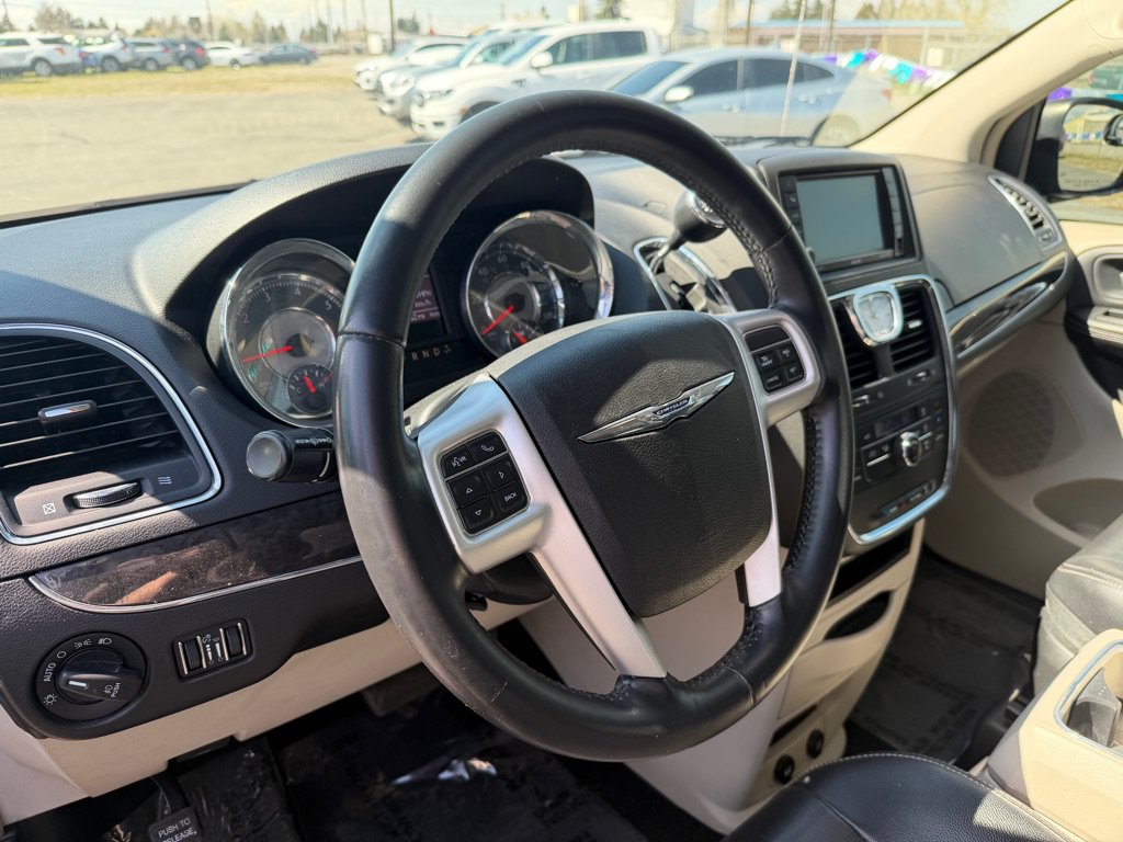 Used 2015 Chrysler Town & Country Touring FWD image 13