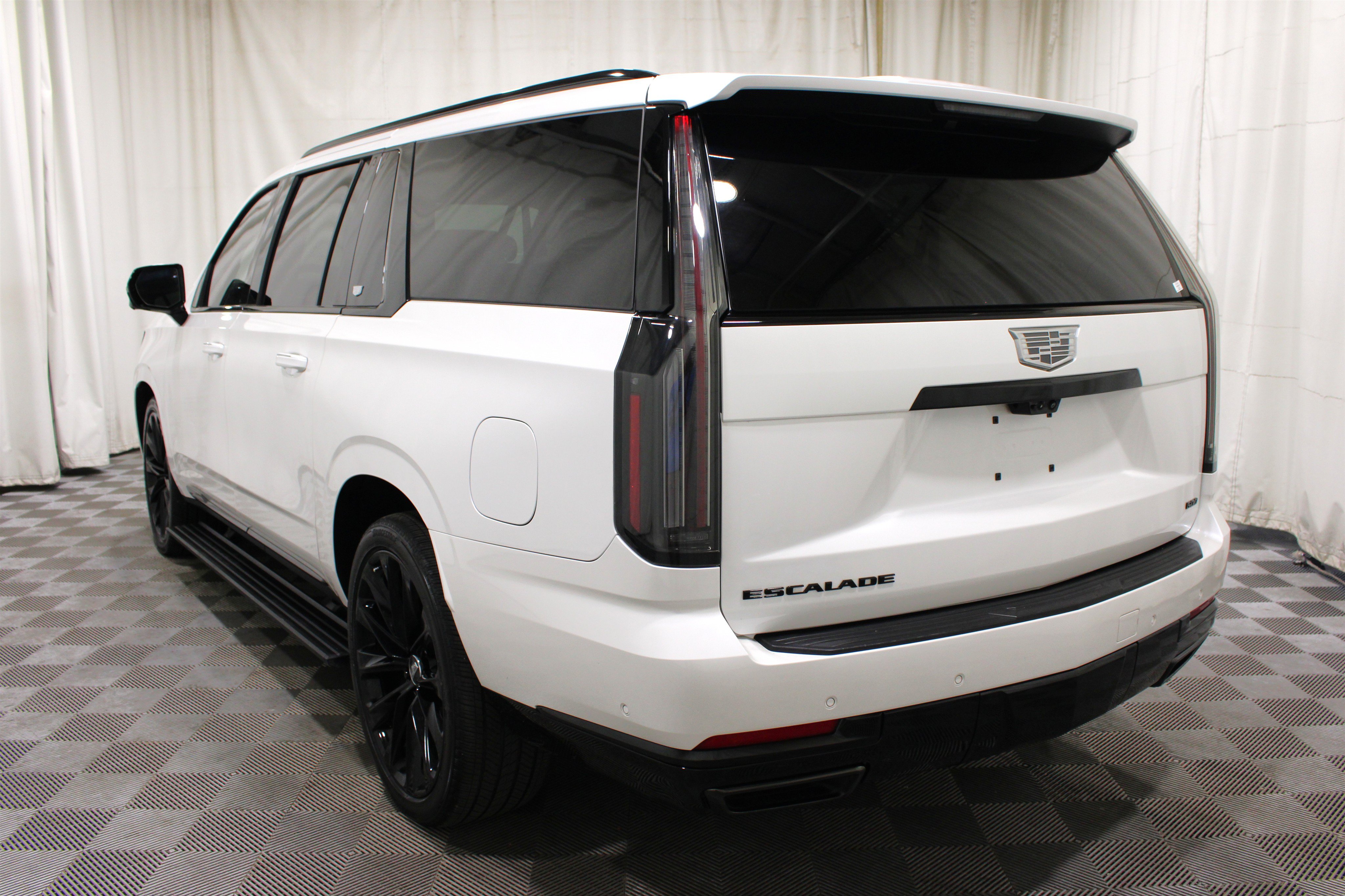 Certified 2025 Cadillac Escalade ESV Sport Platinum w/ LPO, ONYX Package AWD/4WD image 40