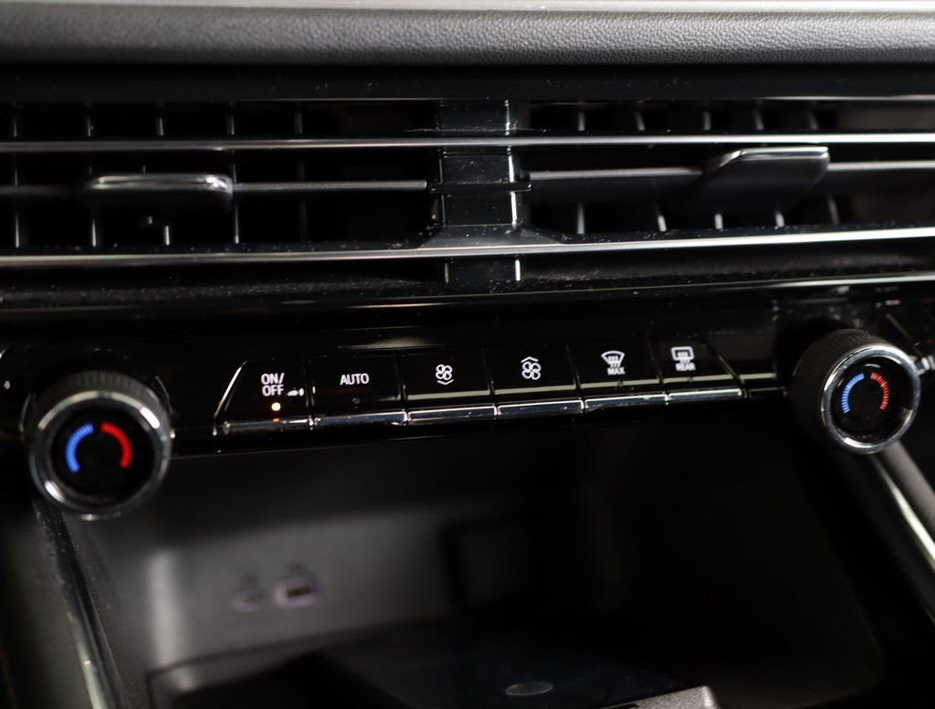 Used 2025 Chevrolet Traverse LT image 18