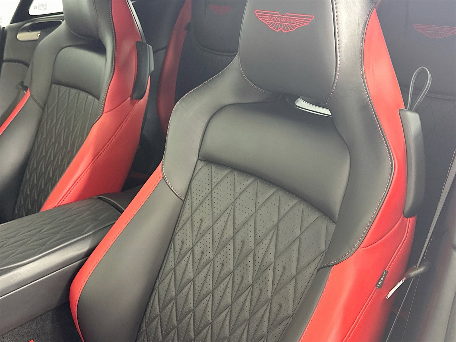 Used 2025 Aston Martin DB12 Convertible image 18