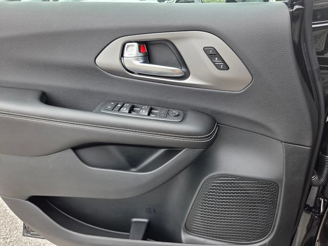 New 2027 Chrysler Pacifica Select FWD image 18