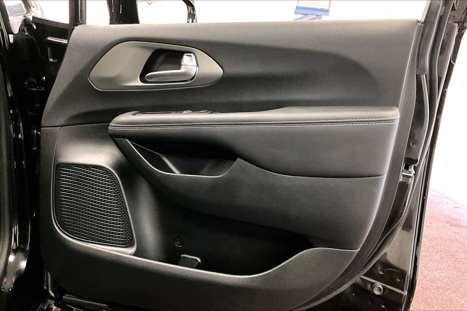 Used 2025 Chrysler Pacifica Select image 23