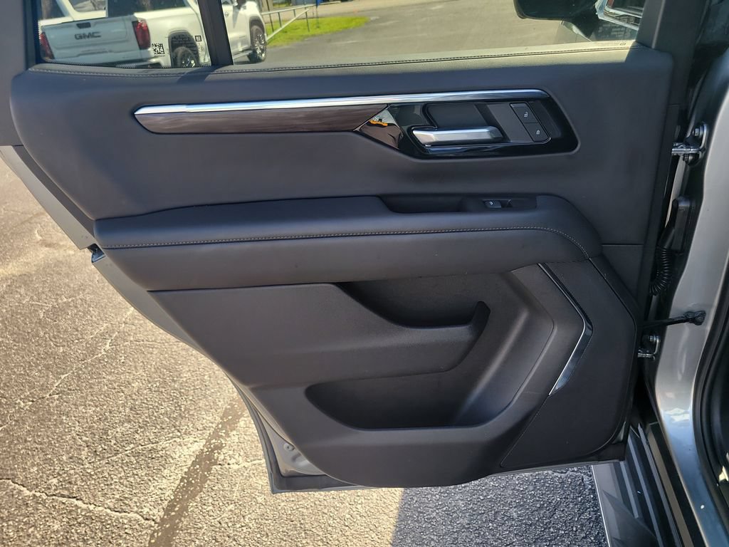 Used 2025 Chevrolet Tahoe LS RWD image 8