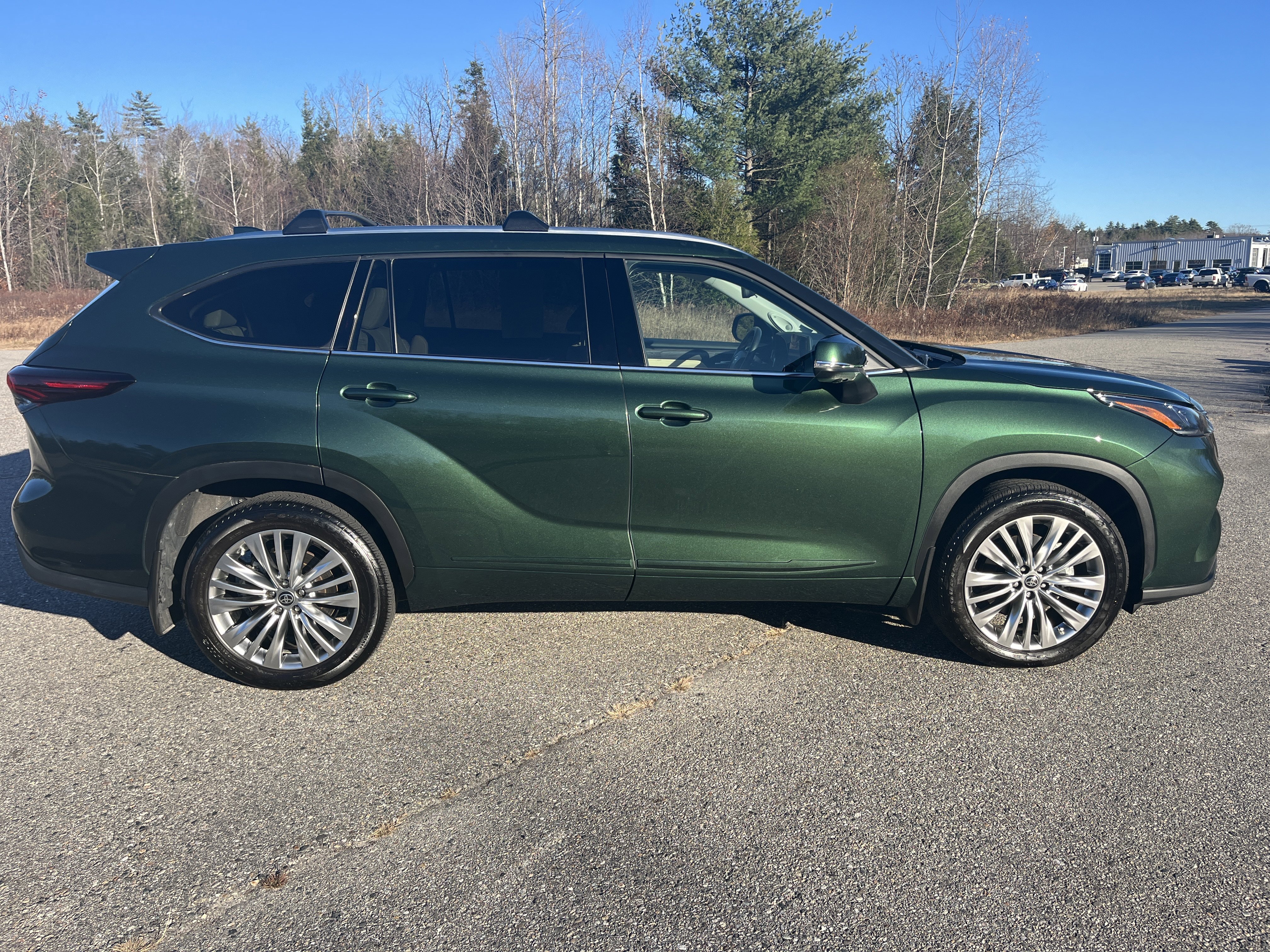 Used 2024 Toyota Highlander Platinum image 4