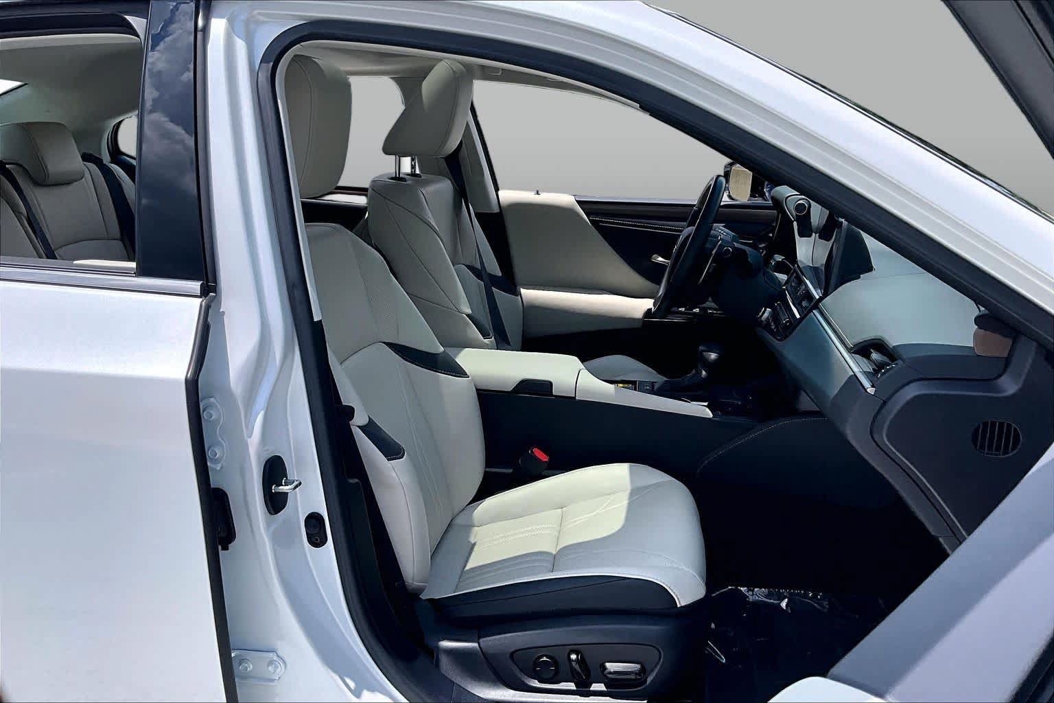 Used 2025 Lexus ES 300h w/ Technology Package FWD image 9