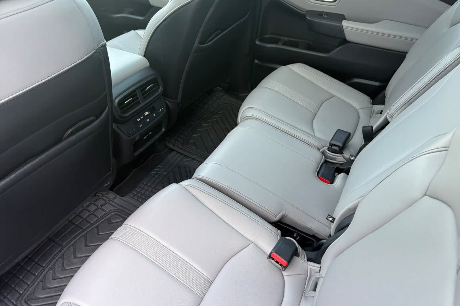Used 2025 Honda Pilot Touring image 4