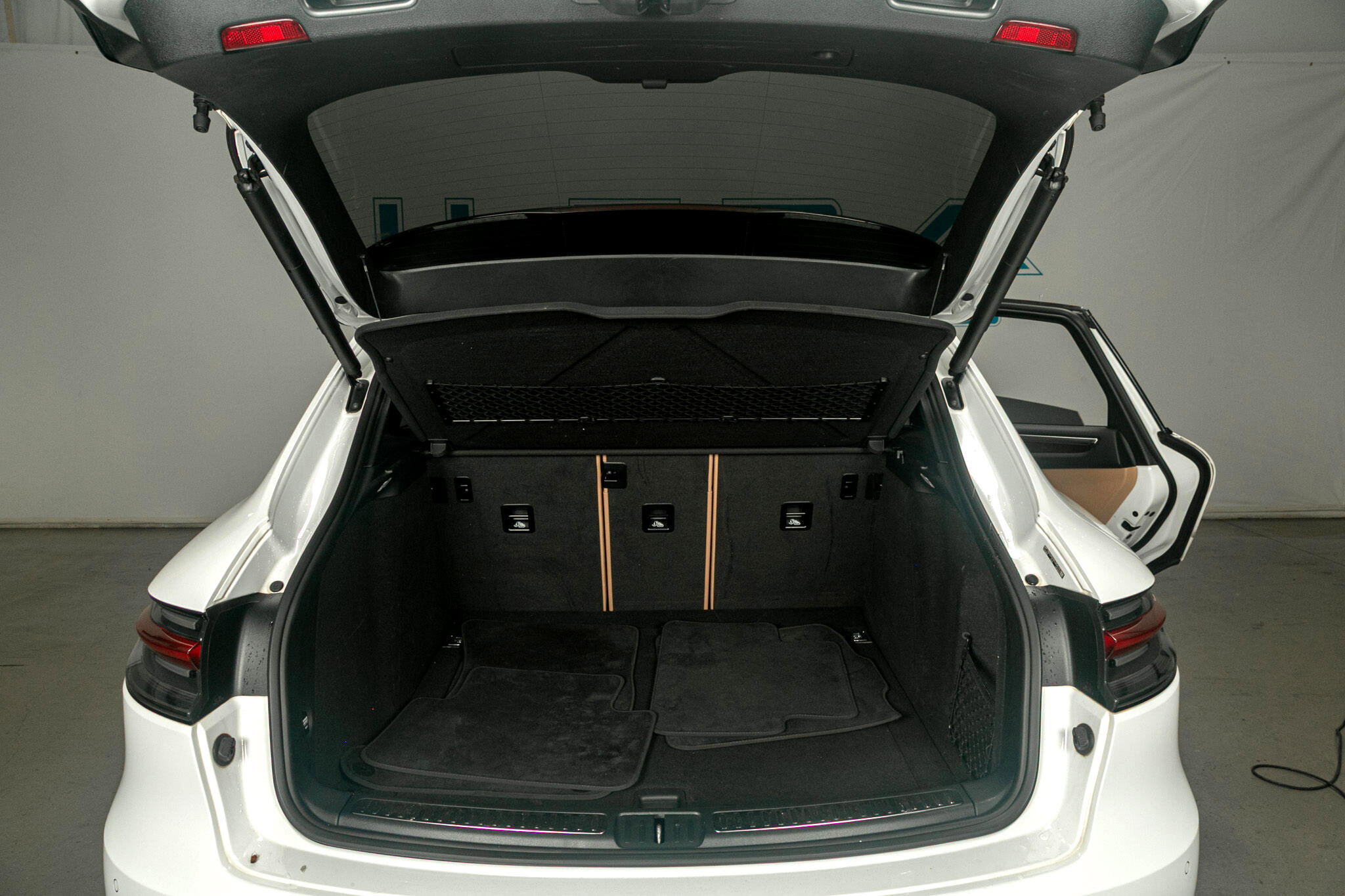 Used 2019 Porsche Macan w/ Premium Package Plus image 25