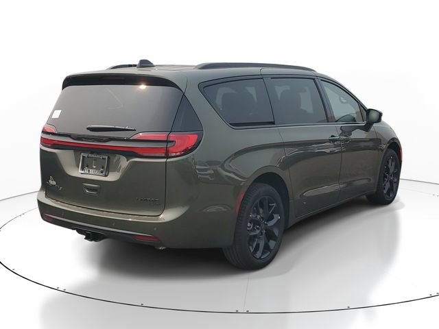 New 2027 Chrysler Pacifica Limited w/ Family Tech Group AWD/4WD image 4
