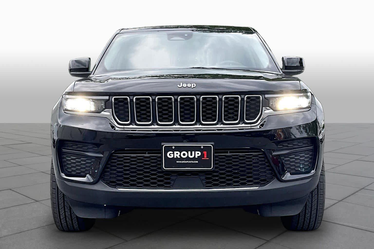 Used 2023 Jeep Grand Cherokee Laredo AWD/4WD image 3