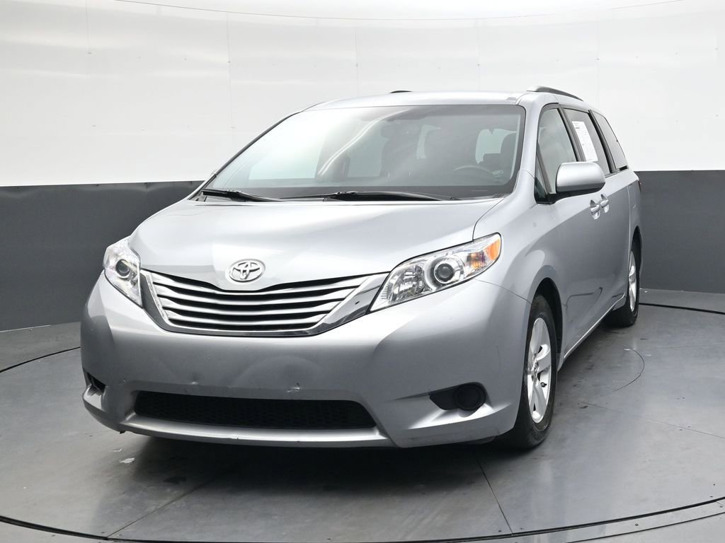 Used 2015 Toyota Sienna LE image 9