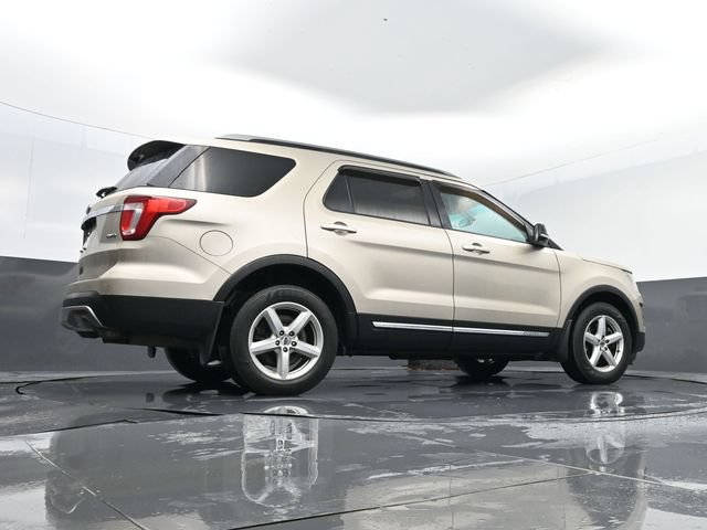 Used 2017 Ford Explorer XLT w/ Equipment Group 202A AWD/4WD image 28