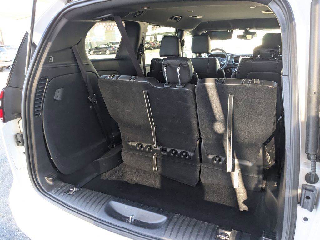 Used 2025 Chrysler Pacifica Select image 28