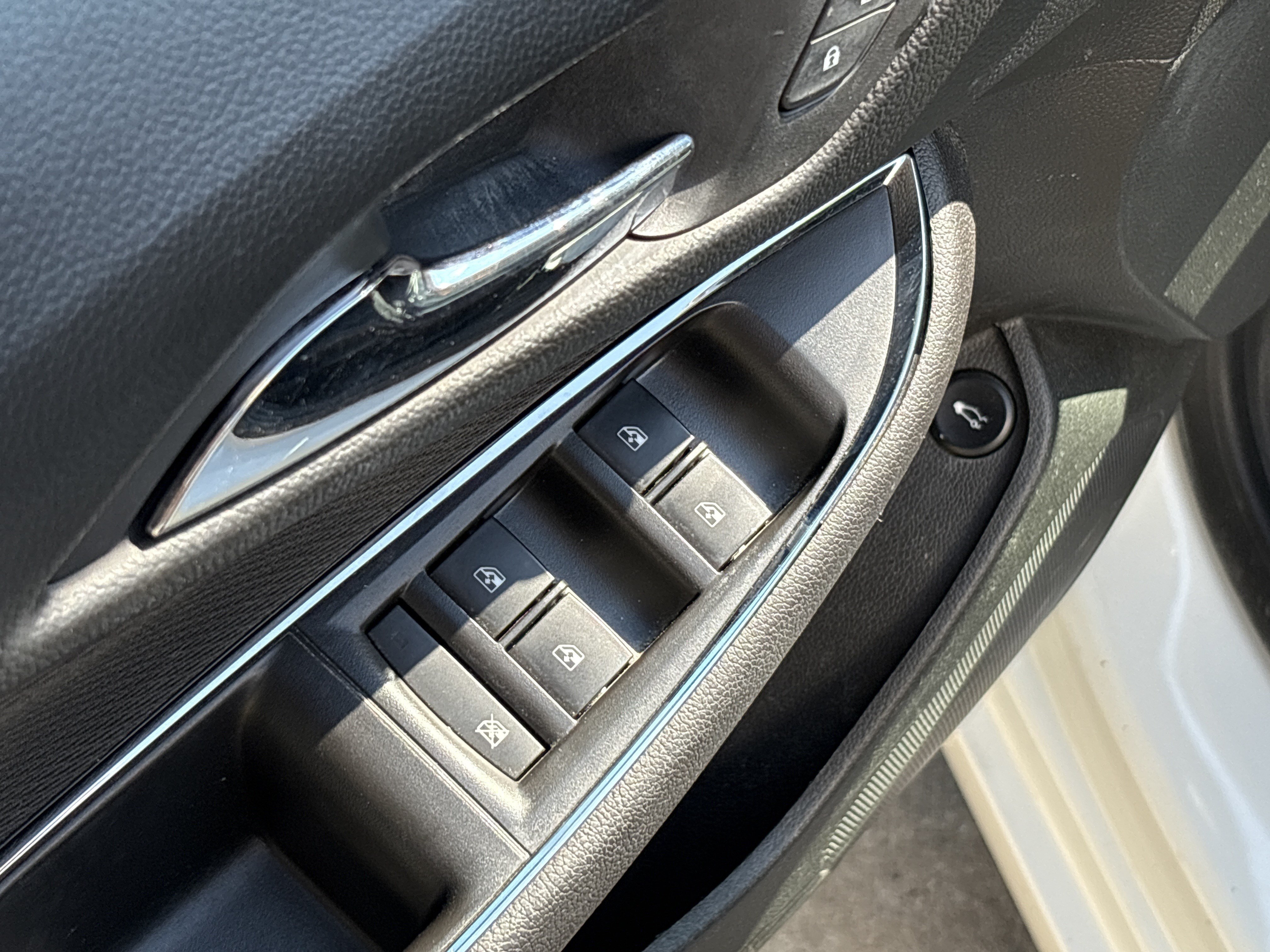 Used 2018 Chevrolet Cruze LS FWD image 32