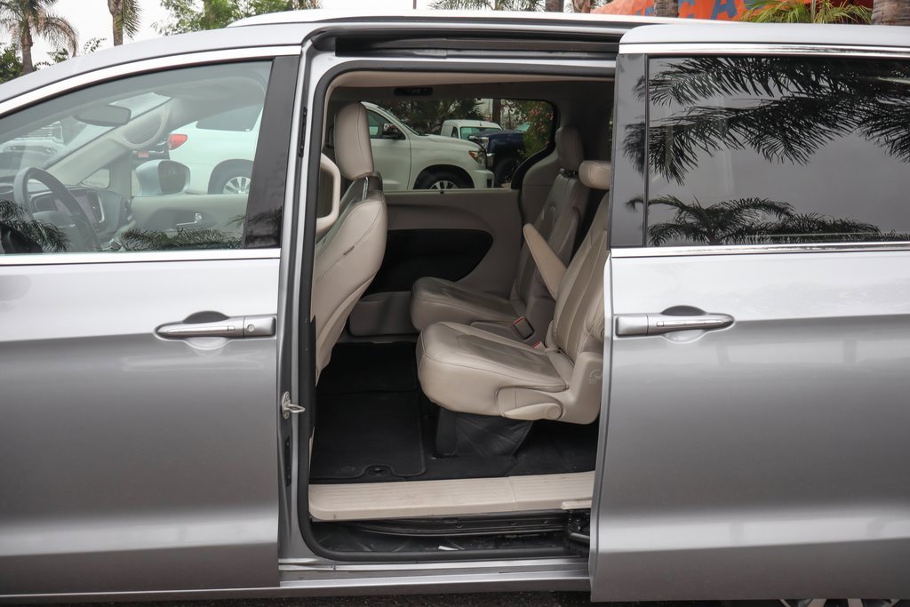 Used 2021 Chrysler Pacifica Touring-L image 41