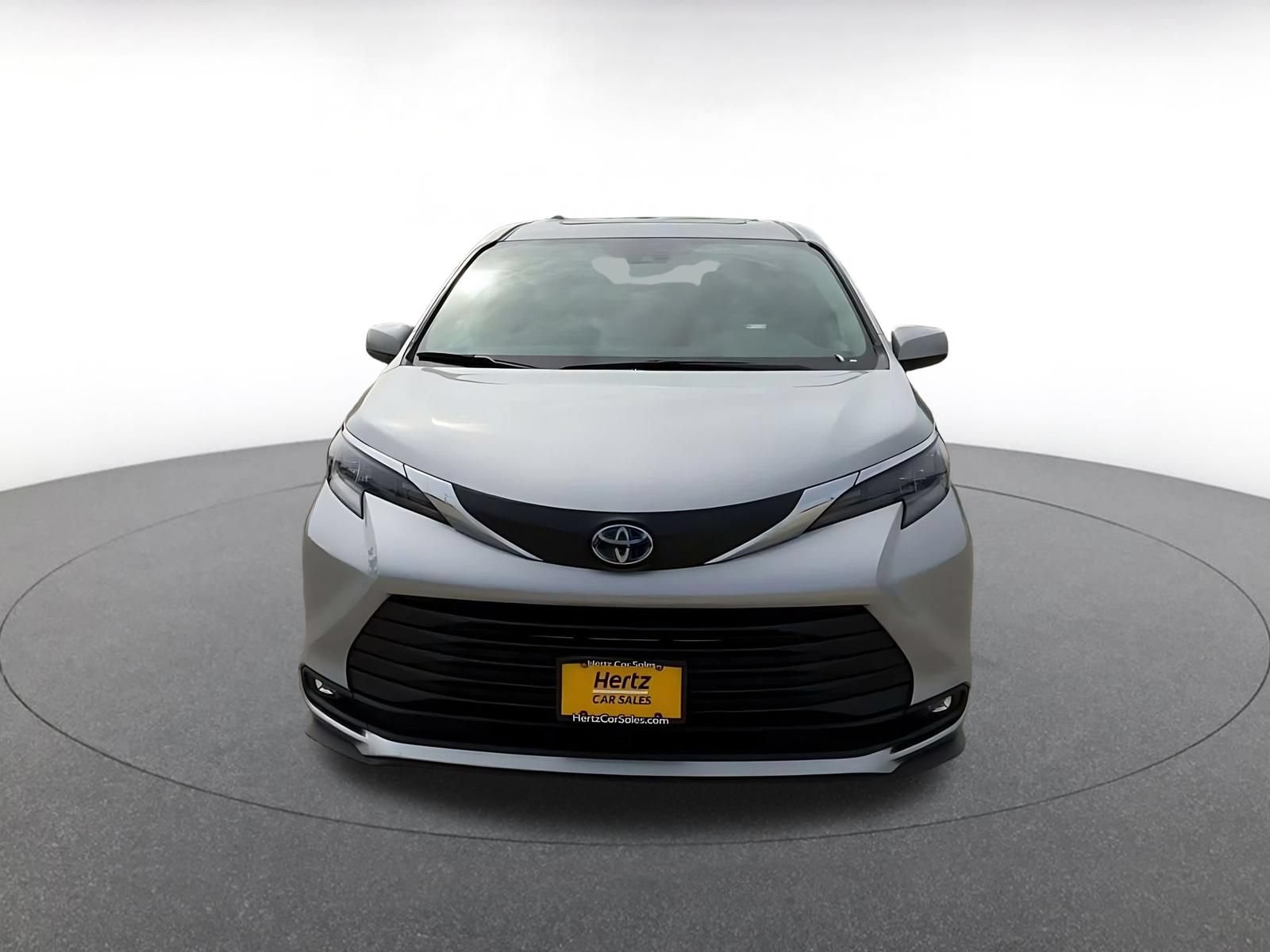 Used 2025 Toyota Sienna XLE FWD image 4