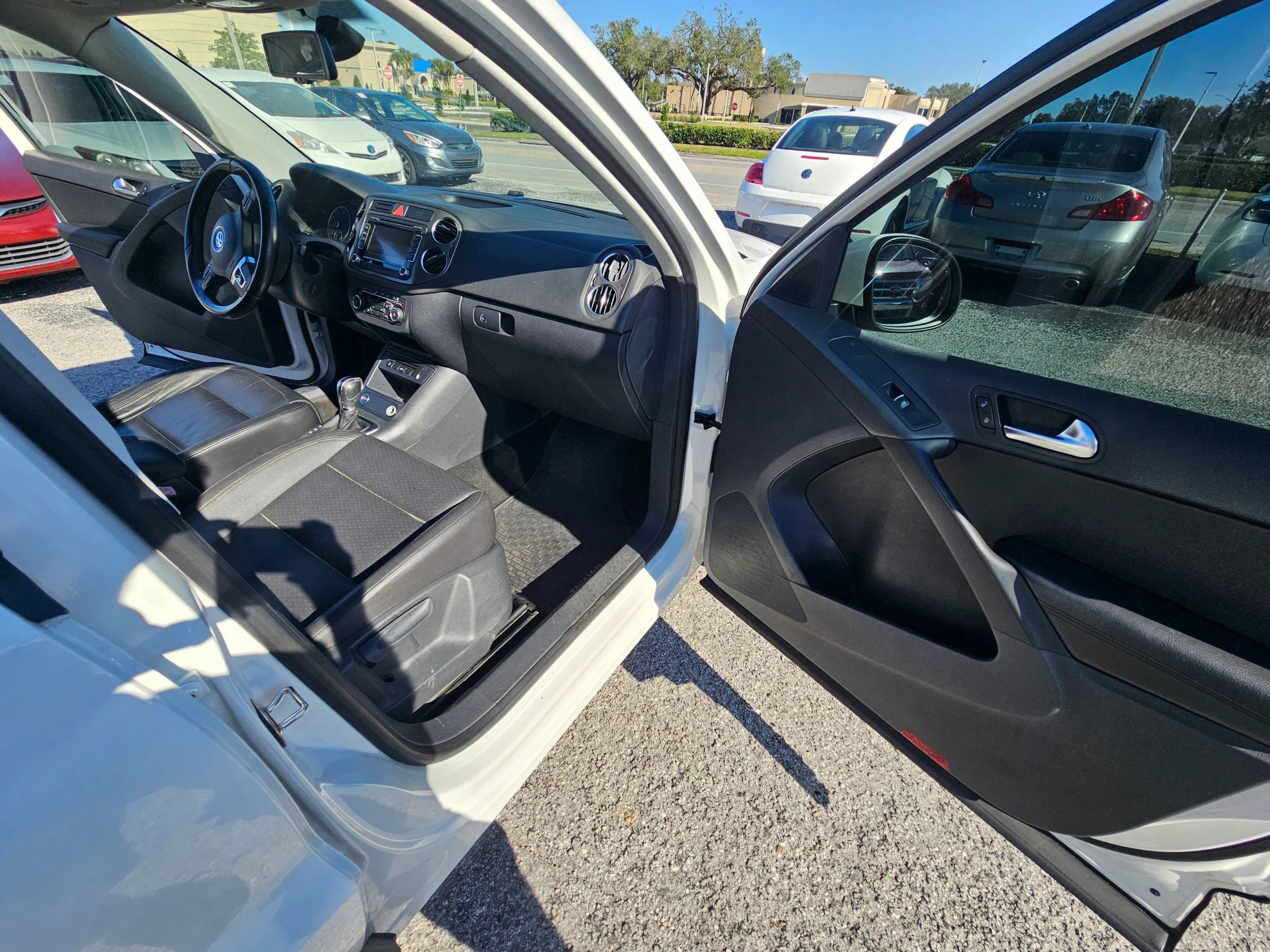 Used 2011 Volkswagen Tiguan SEL image 18