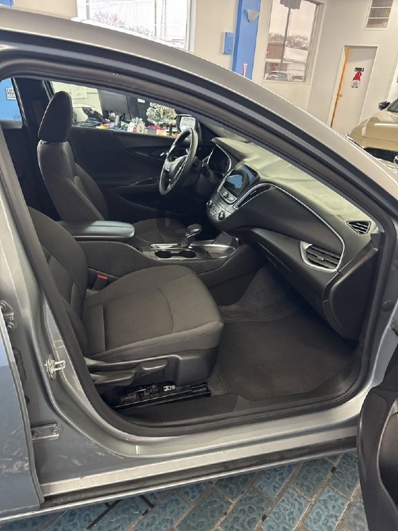 Used 2025 Chevrolet Malibu LT image 16