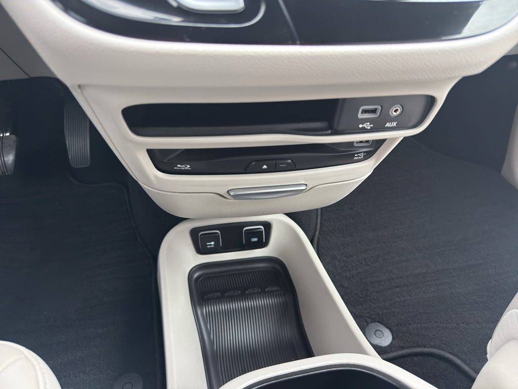 Used 2019 Chrysler Pacifica Touring-L Plus w/ Tire & Wheel Group FWD image 19