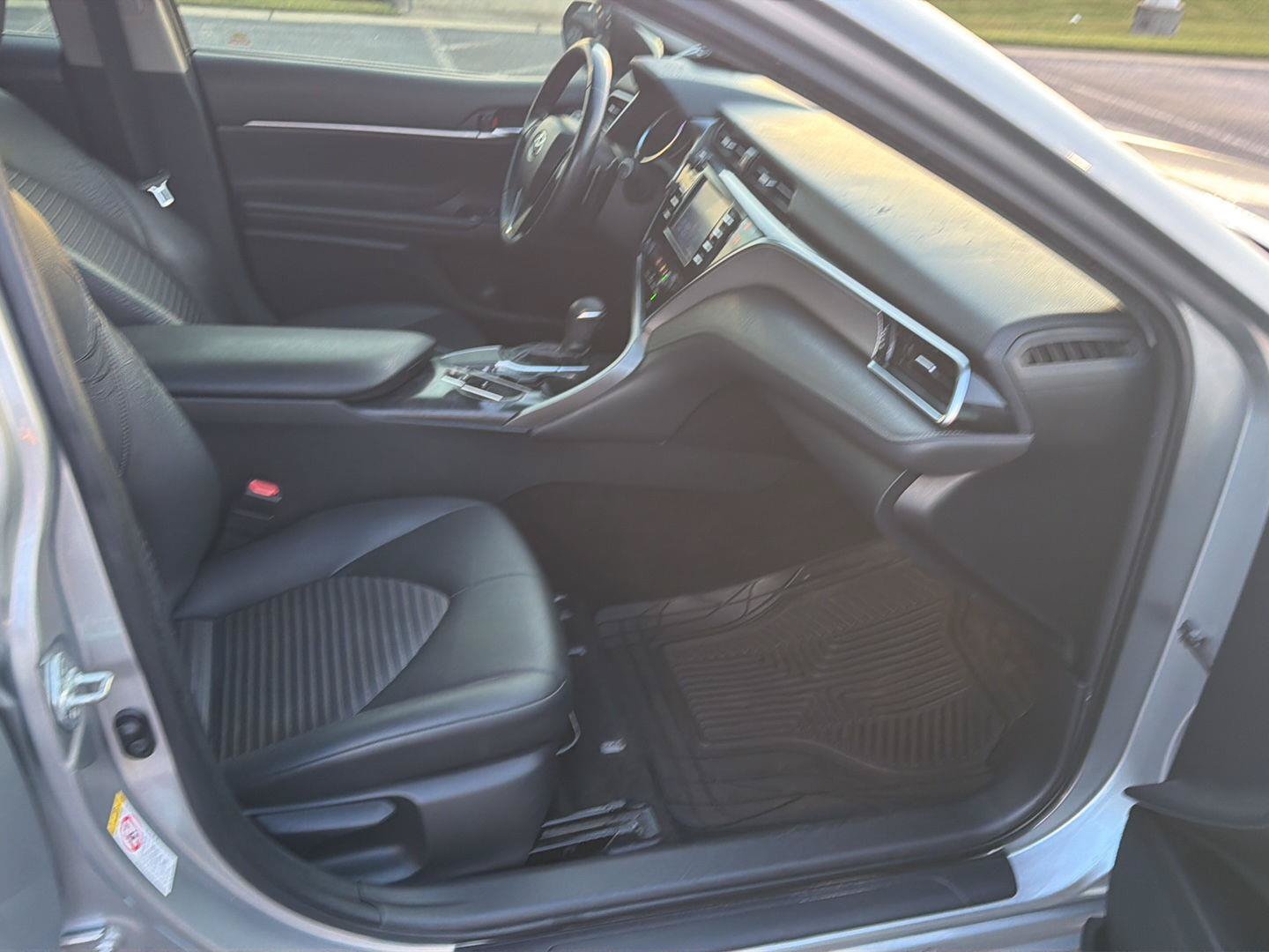 Used 2018 Toyota Camry SE w/ Convenience Package FWD image 13