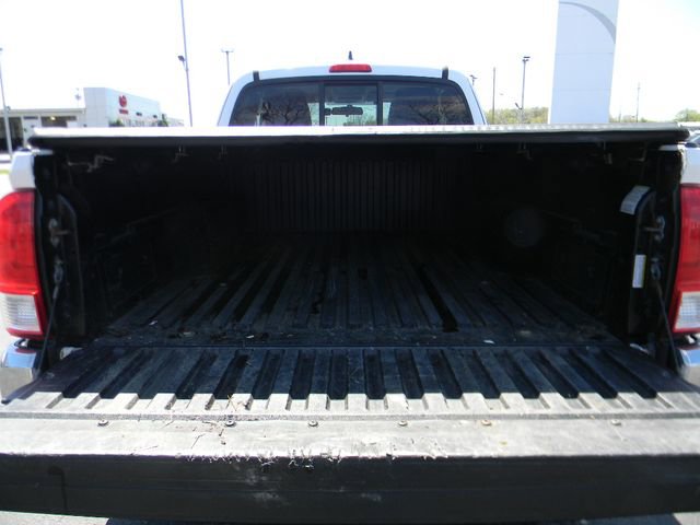 Used 2017 Toyota Tacoma SR5 AWD/4WD image 9