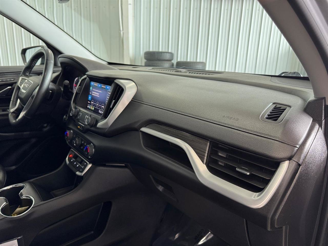 Used 2024 GMC Terrain SLT AWD/4WD image 28