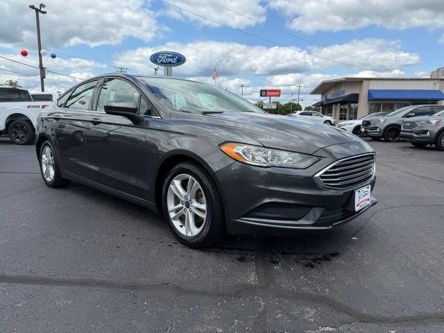 Used 2018 Ford Fusion SE w/ Fusion SE Technology Package FWD image 3
