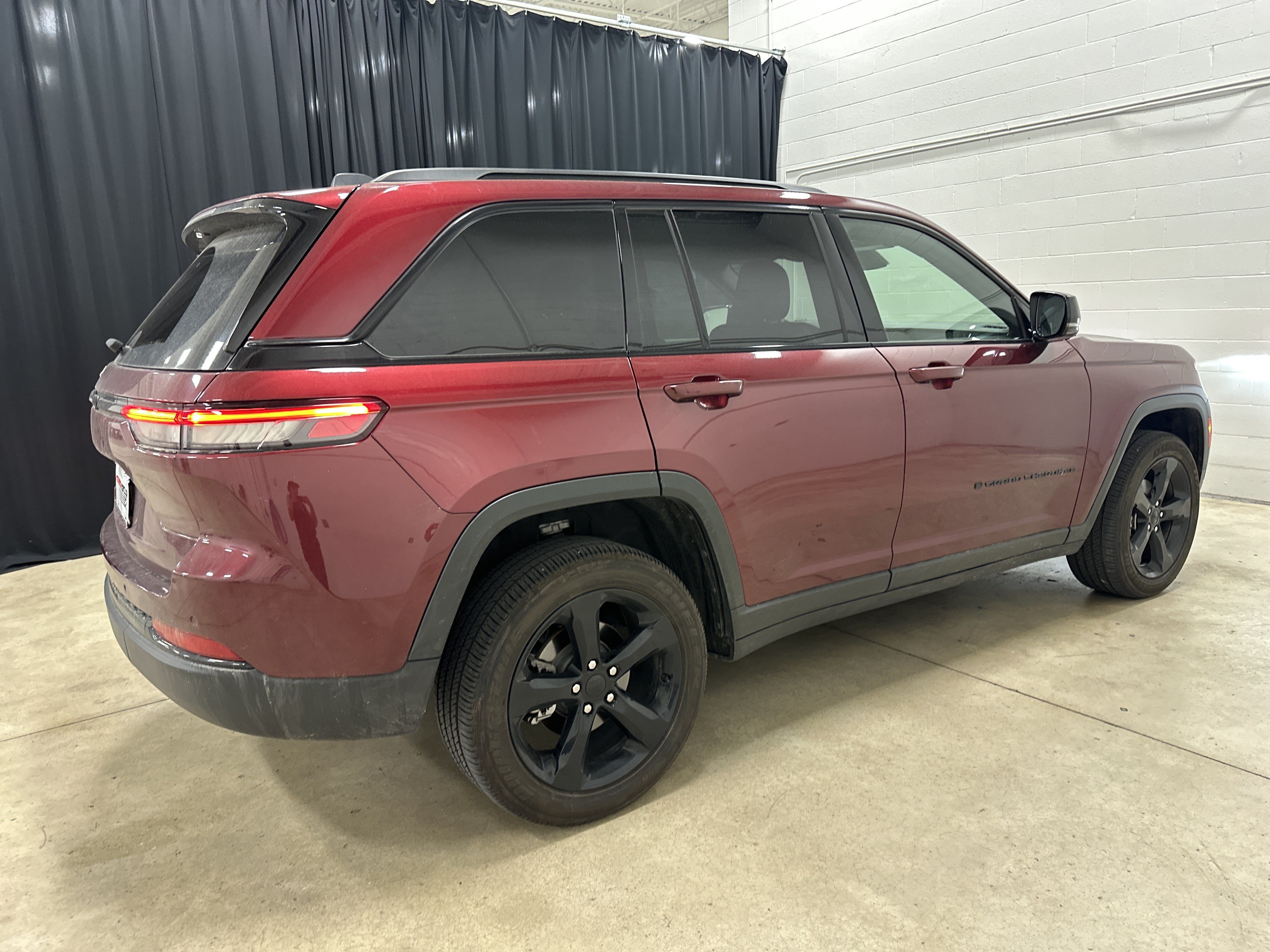 Used 2025 Jeep Grand Cherokee Altitude AWD/4WD image 13