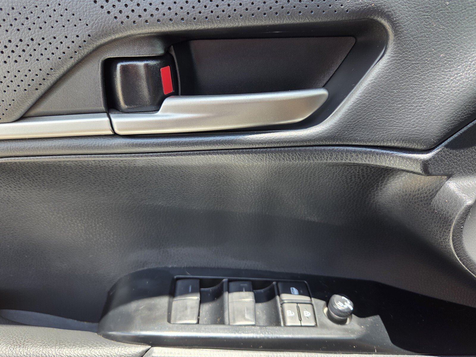 Used 2025 Toyota Camry XSE FWD image 14