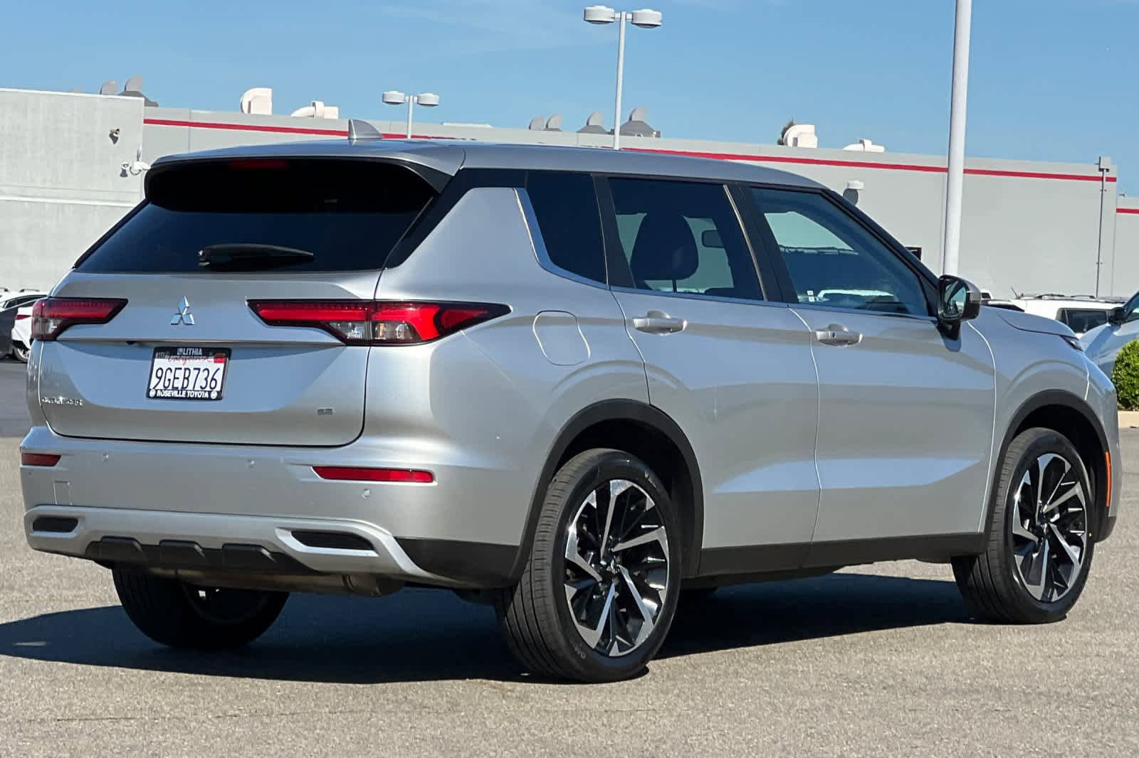 Used 2023 Mitsubishi Outlander SE video 2