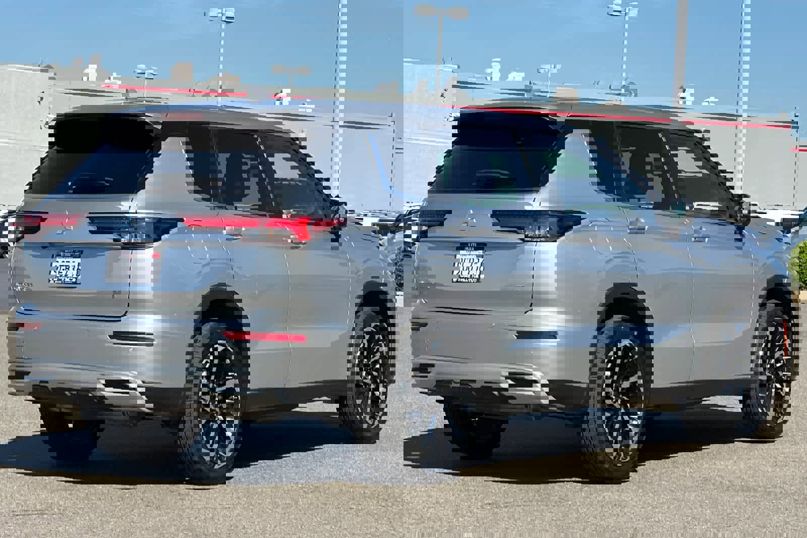 Used 2023 Mitsubishi Outlander SE image 2