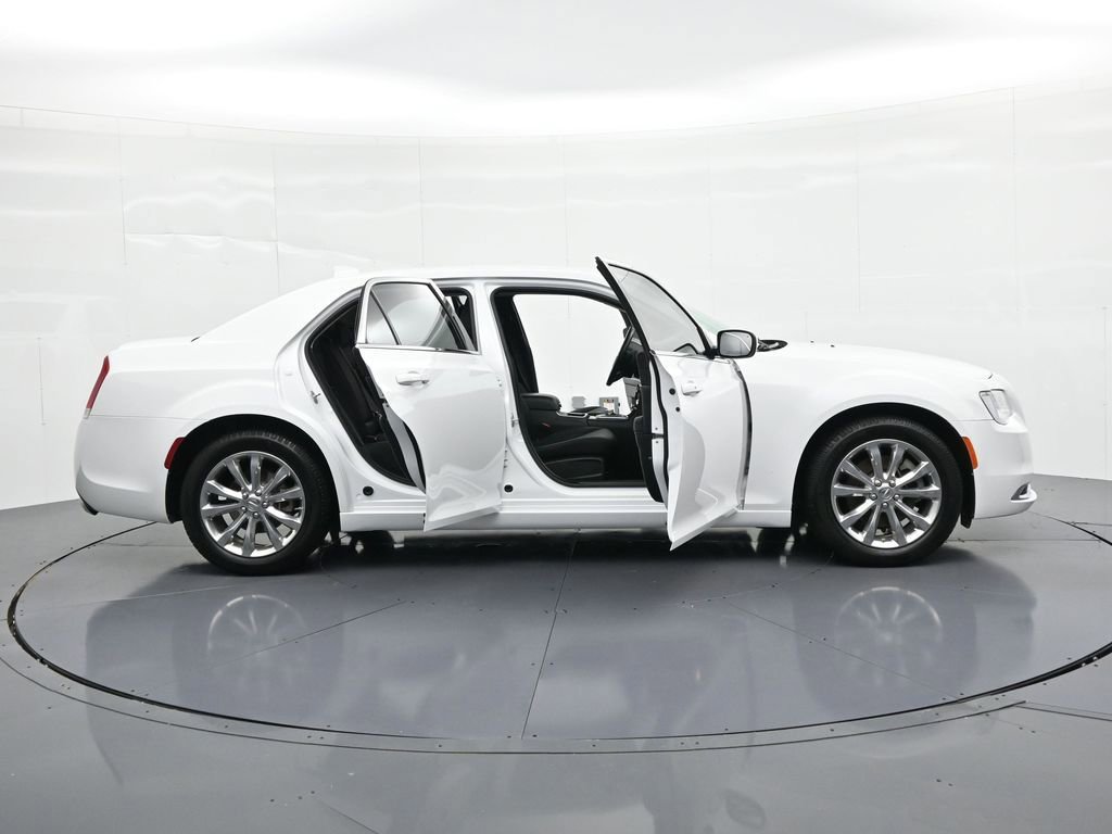Used 2022 Chrysler 300 Touring AWD/4WD image 28
