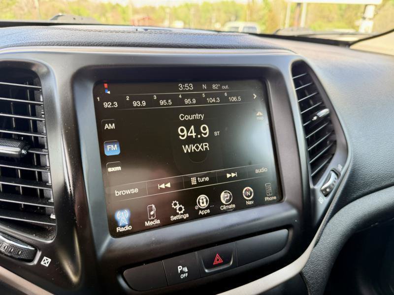 Used 2017 Jeep Cherokee Latitude w/ Safety/Convenience Group FWD image 19
