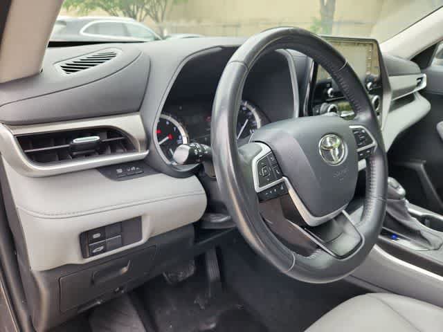 Used 2022 Toyota Highlander XLE AWD/4WD image 10