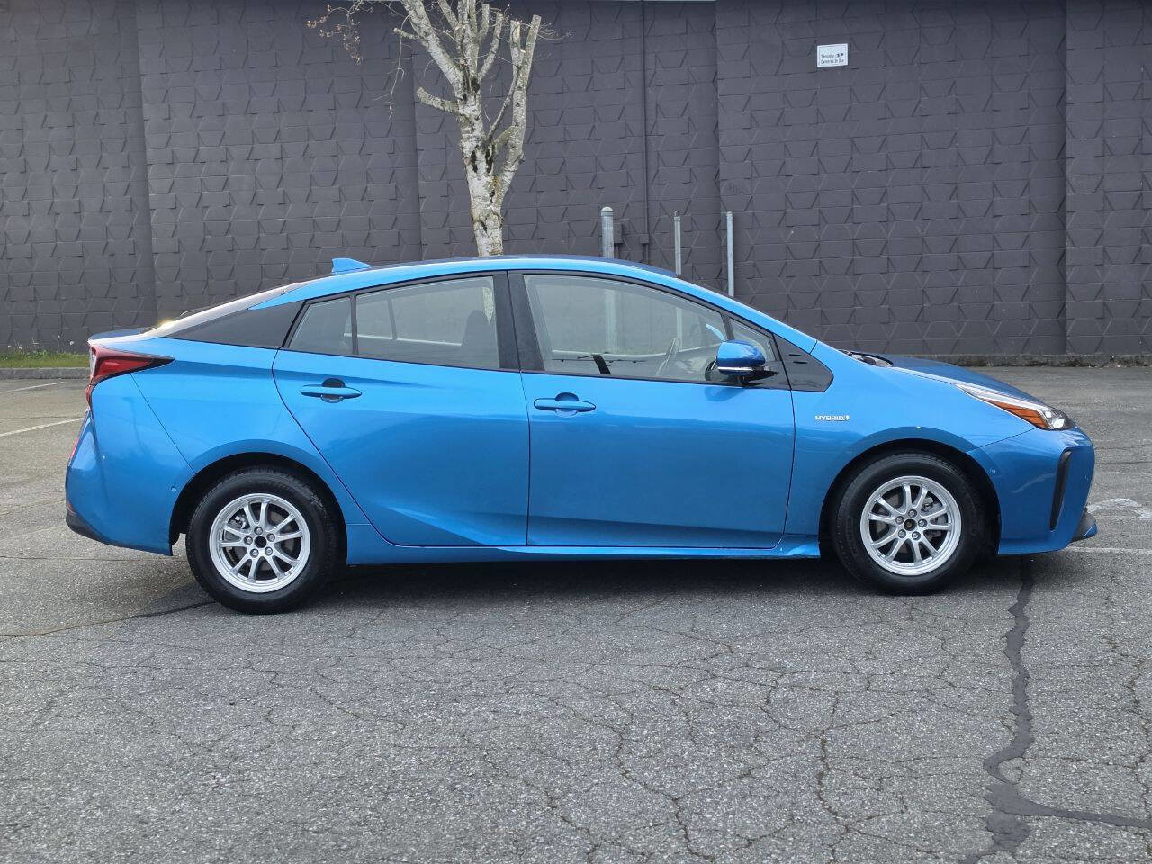 Used 2019 Toyota Prius LE FWD image 4