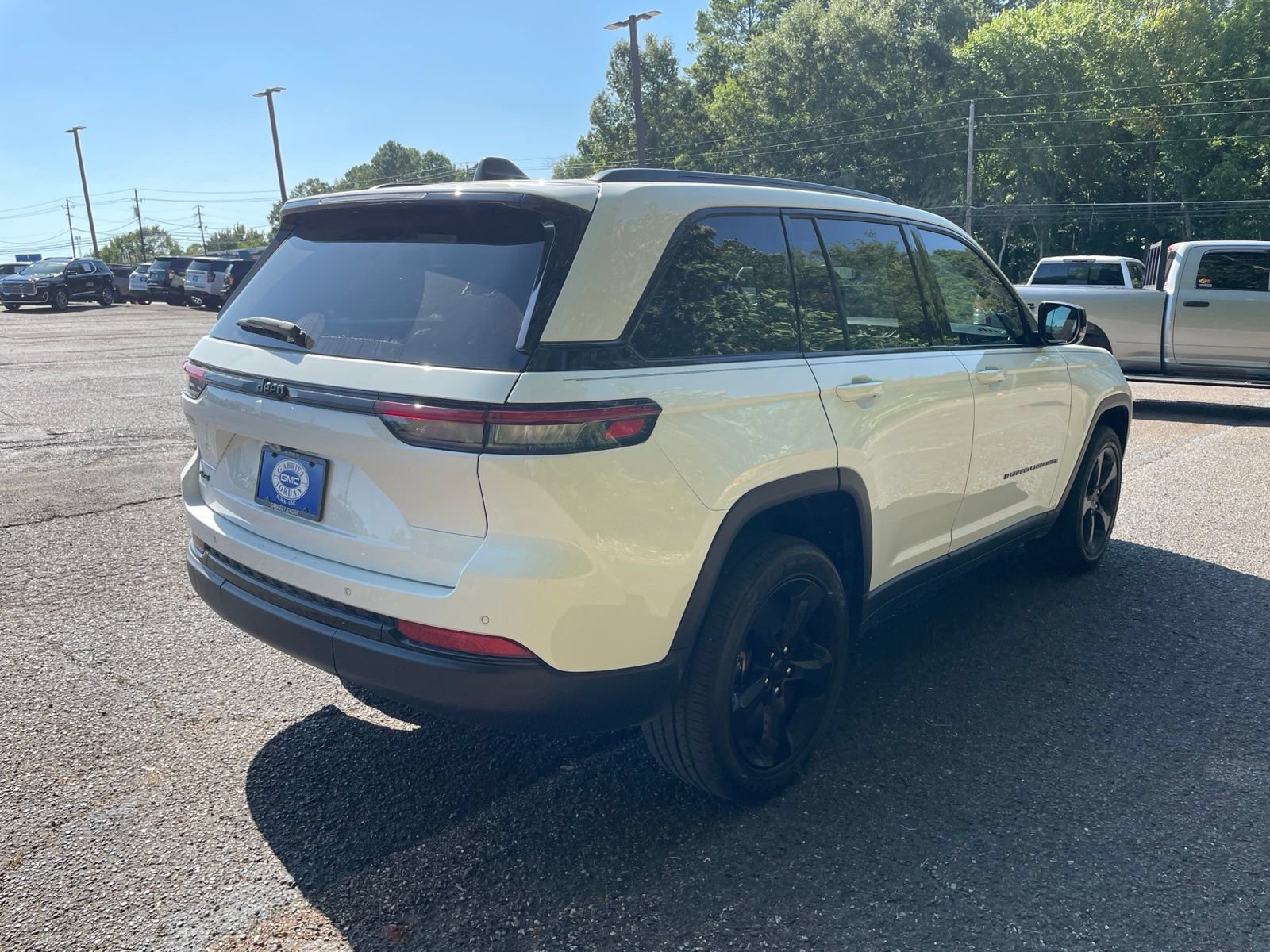 Used 2023 Jeep Grand Cherokee Altitude AWD/4WD image 6