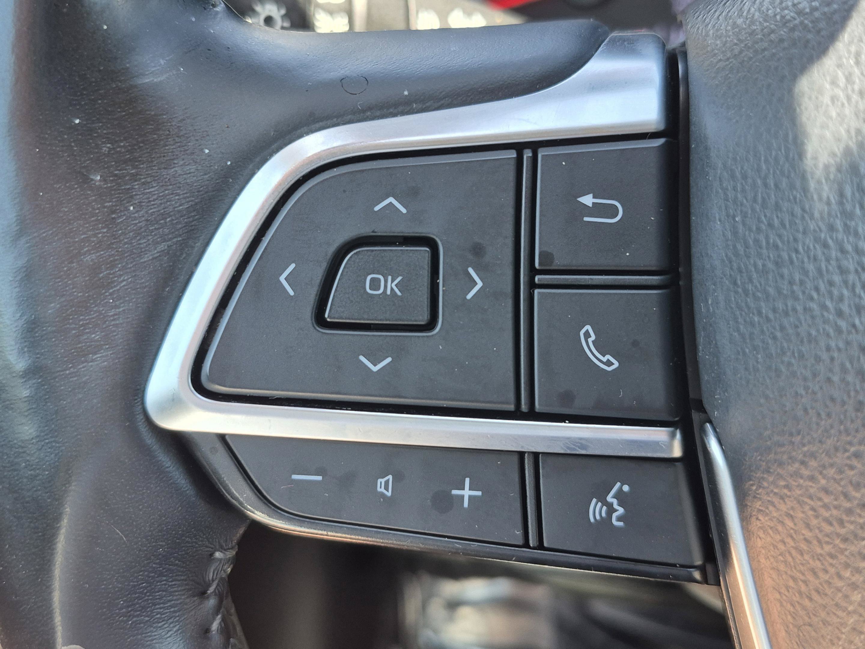 Used 2021 Toyota Highlander LE FWD image 30