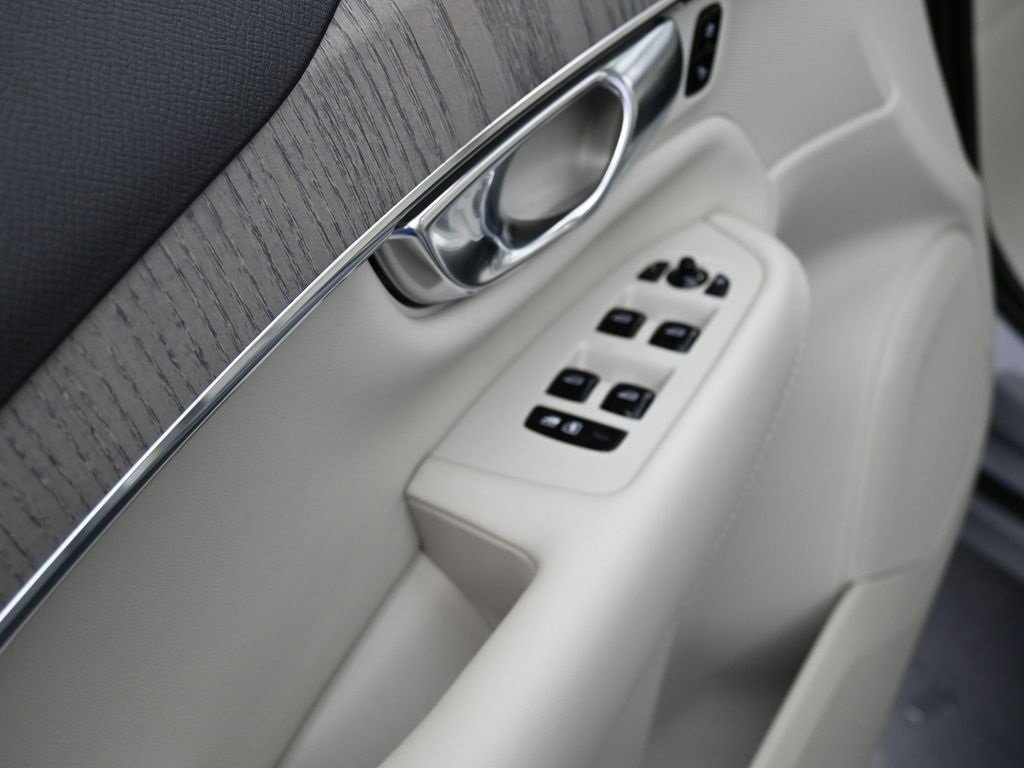 New 2025 Volvo XC90 T8 Plus w/ Protection Package Premier image 12