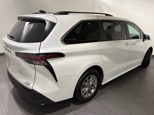 Used 2024 Toyota Sienna XLE FWD image 5