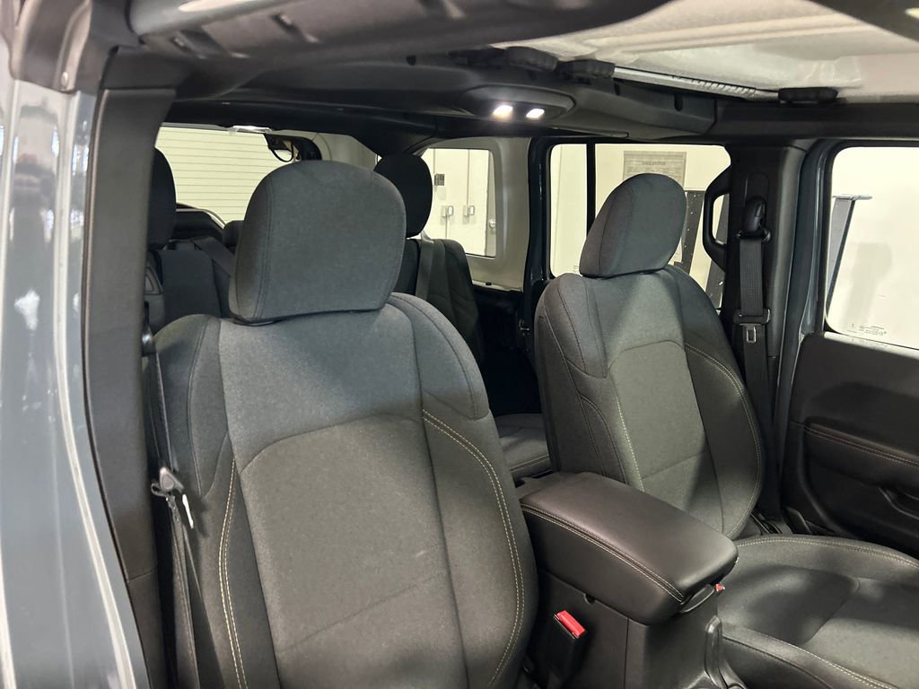 Used 2025 Jeep Wrangler Unlimited Sahara AWD/4WD image 33