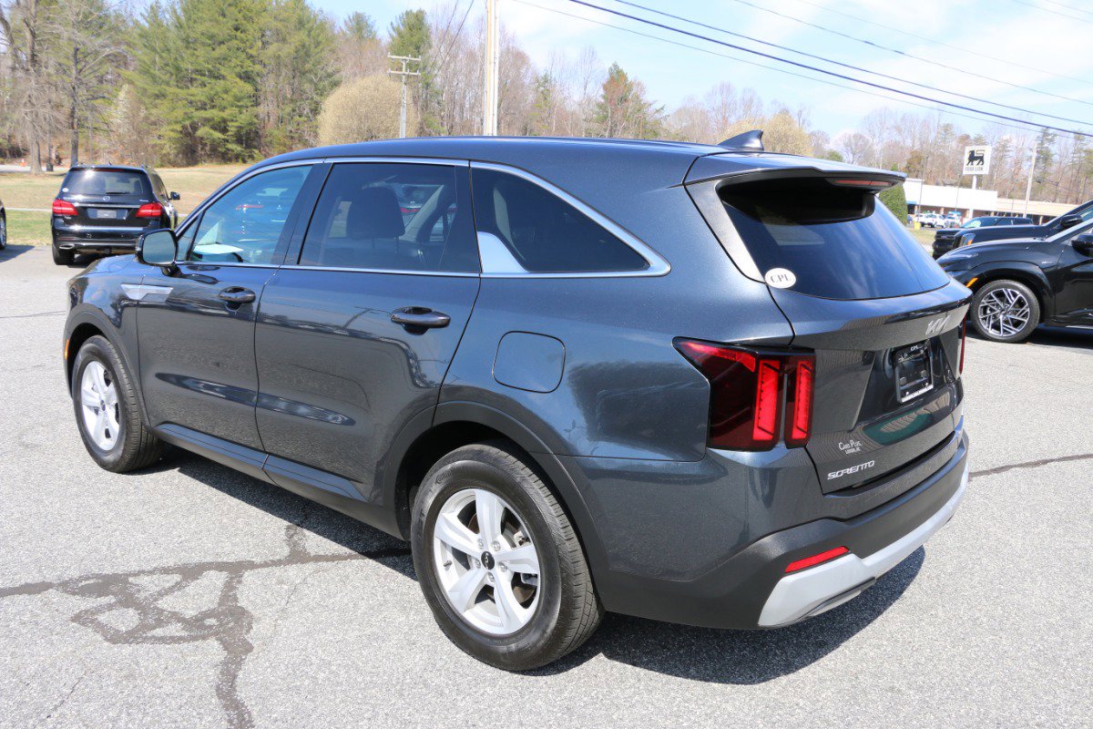 Used 2024 Kia Sorento LX image 3