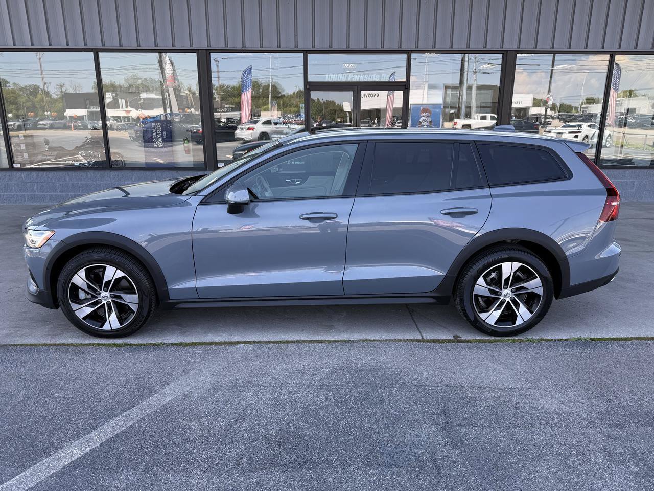 Used 2022 Volvo V60 T5 Cross Country AWD/4WD image 7