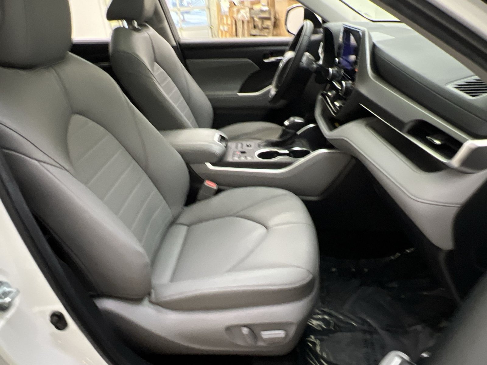 Used 2024 Toyota Highlander XLE AWD/4WD image 27