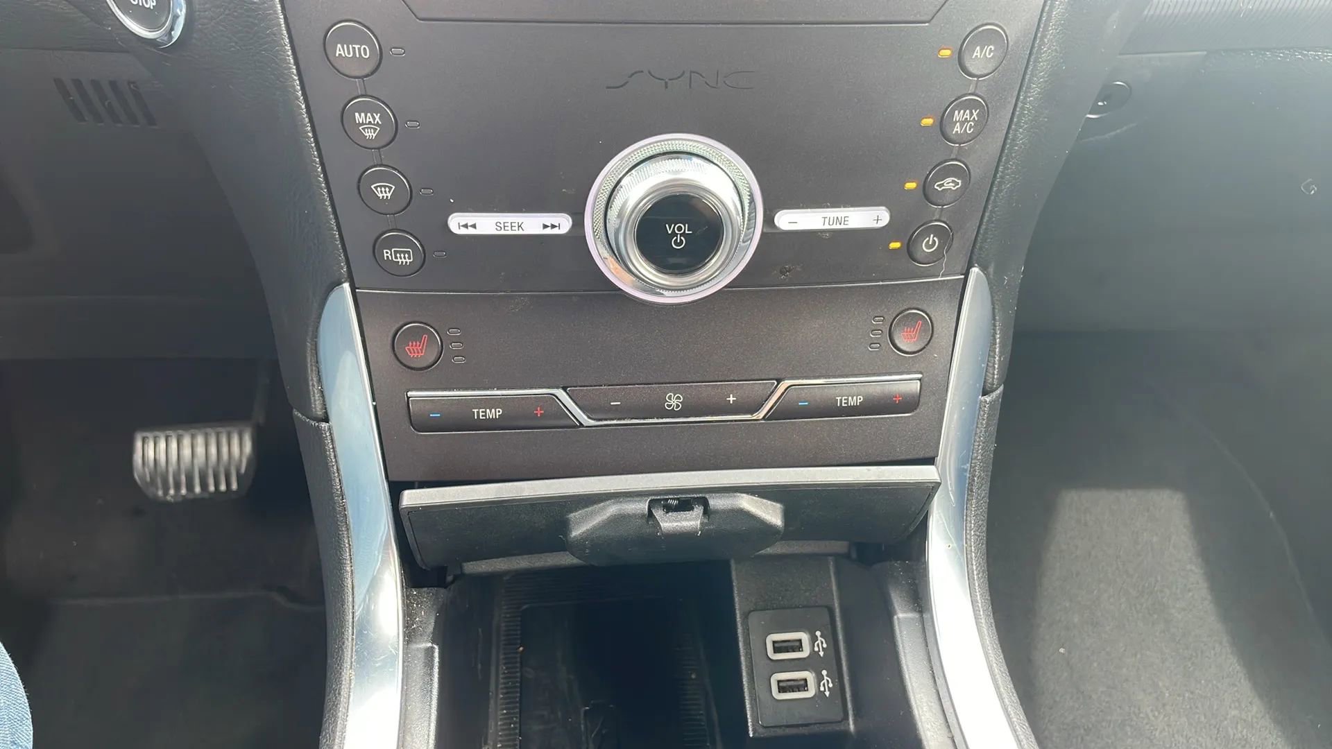 Used 2020 Ford Edge Titanium image 28