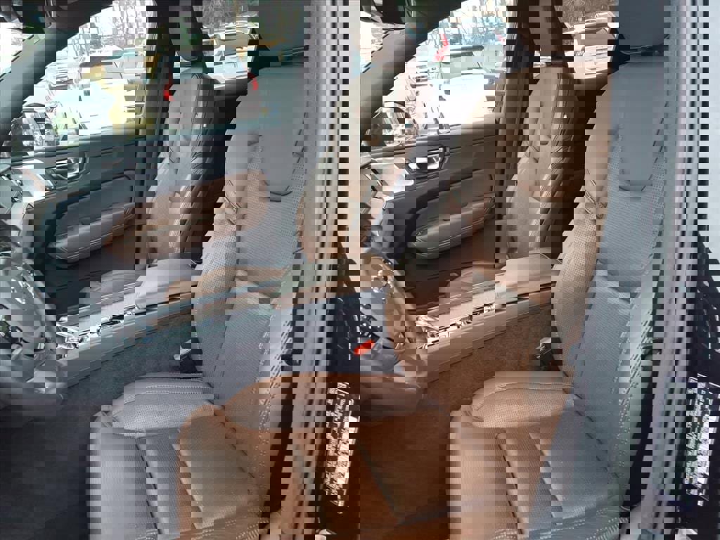 Certified 2023 Volvo XC60 B5 Ultimate w/ Climate Package image 19