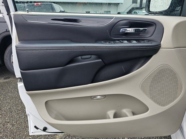 Used 2015 Chrysler Town & Country Limited FWD image 28