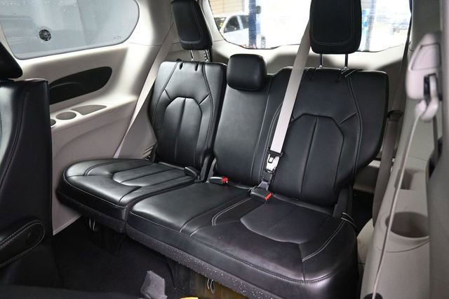 Used 2023 Chrysler Pacifica Touring-L FWD image 15