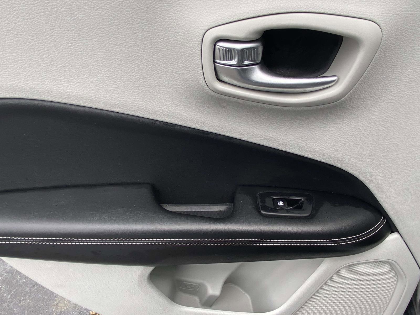 Used 2019 Jeep Compass Latitude image 12